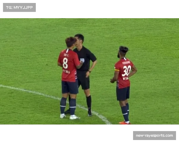 VAR长时间介入引争议，拜仁对阿贾克斯进球被取消后球员围堵裁判